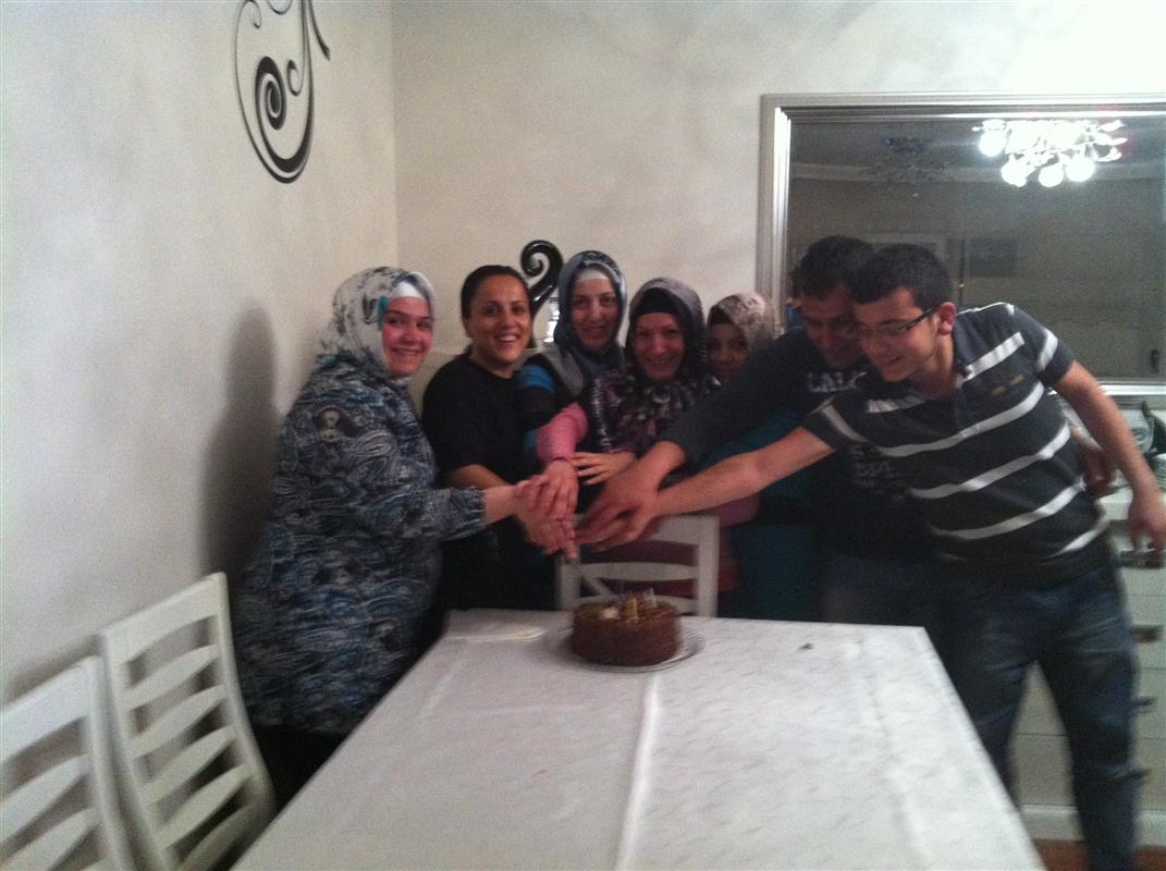 Efe eczanesi Eczacı yardımcıları  Eczacıları ile beraber Eczacılık bayramını pasta keserek kutladı....
