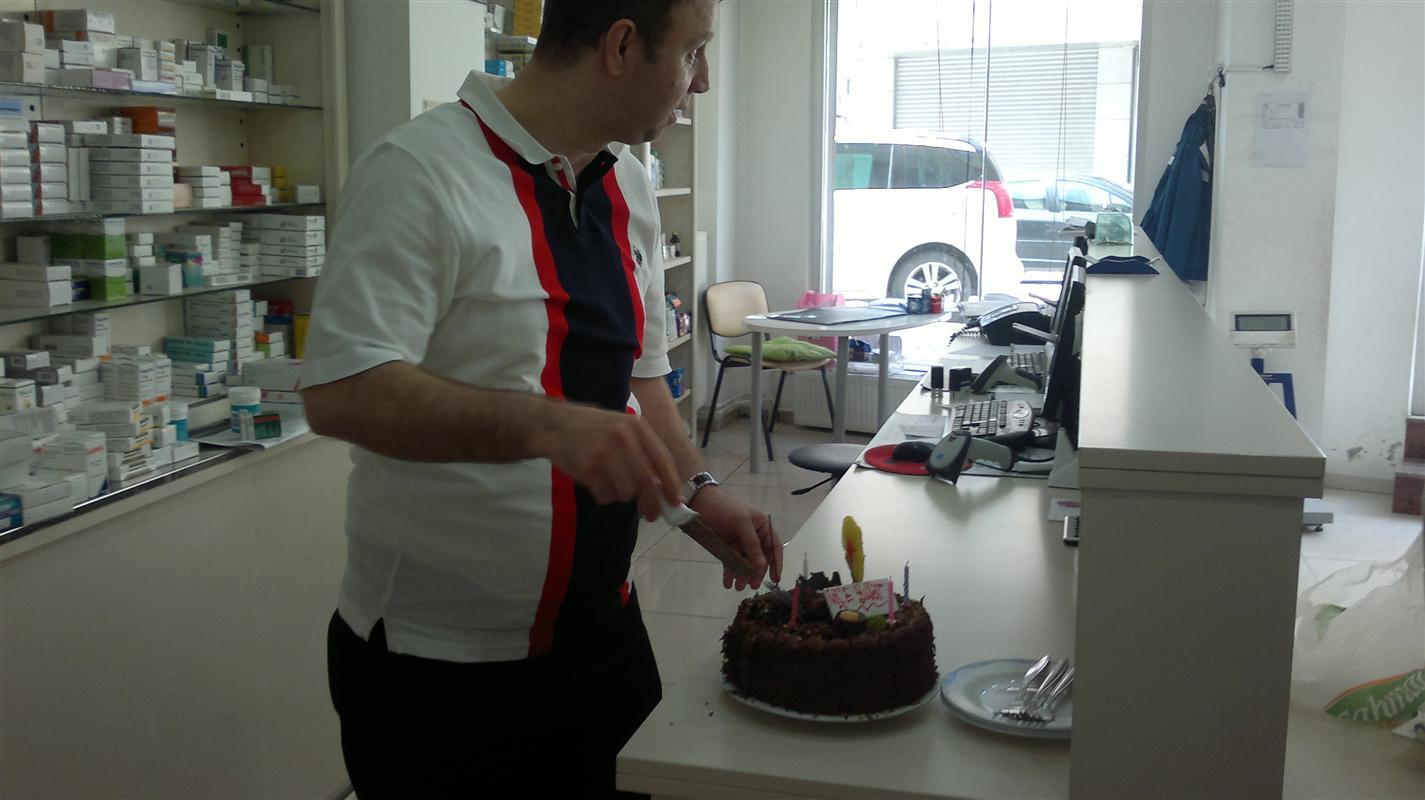 Efe Eczanesinde doğum günü pastası süprizi..